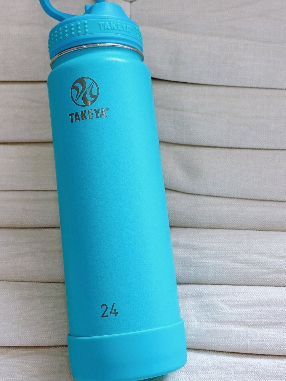 90% NEW TAKEYA 24 OZ WATER BOTTLE